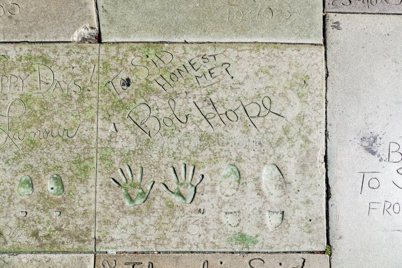 Рука и следы ноги Bob Hope перед театром китайца TCL стоковые изображения