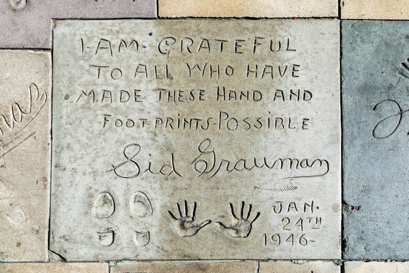 Рука и следы ноги Sid Grauman перед театром китайца TCL стоковые изображения
