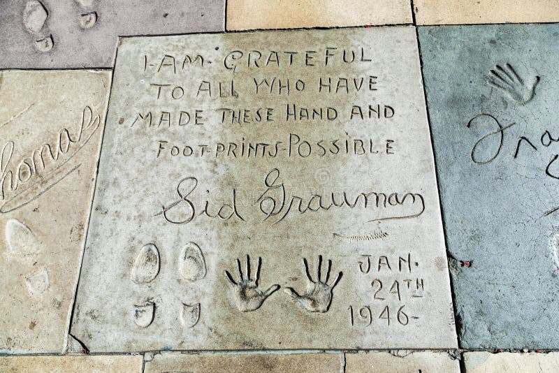 Рука и следы ноги Sid Grauman перед театром китайца TCL стоковое изображение rf