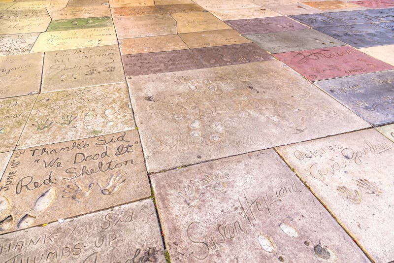 Рука и следы ноги знаменитостей Голливуда перед театром Grauman китайским в Лос-Анджелесе стоковая фотография rf