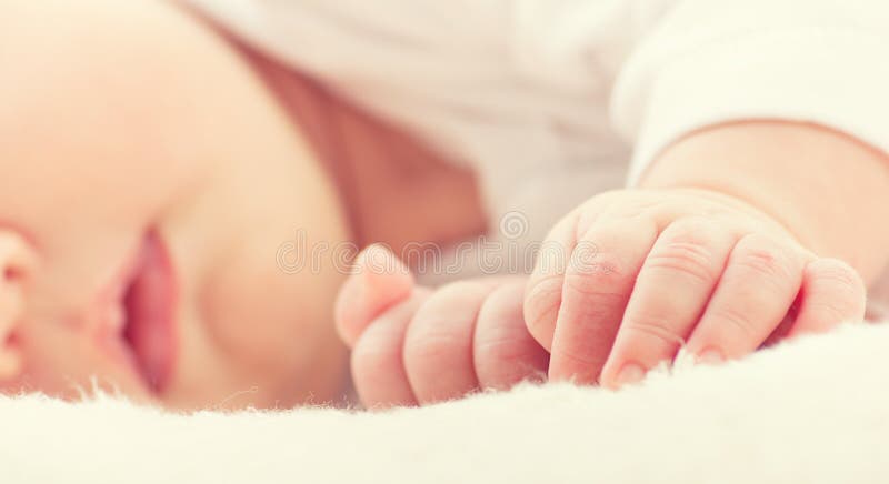 Рука конца младенца спать newborn вверх стоковые изображения rf