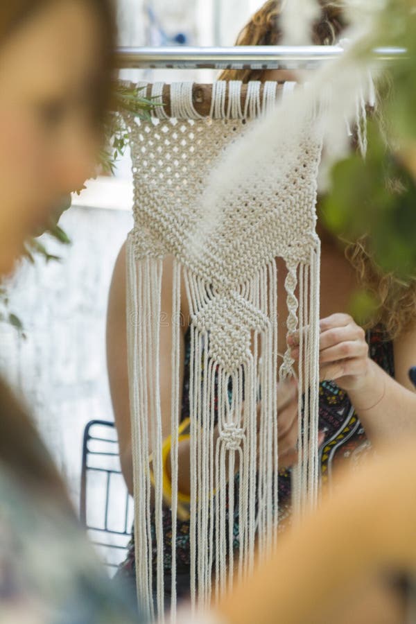 Рука сплетя бежевый гобелен macrame пряжи стоковые фотографии rf Рука сплетя бежевый гобелен macrame пряжи стоковые фотографии rf