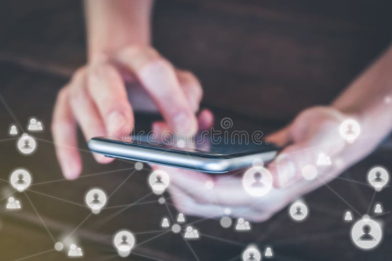 Руки держа макрос телефона - девушка использует крупный план smartphone стоковые фотографии rf Руки держа макрос телефона - девушка использует крупный план smartphone стоковые фотографии rf
