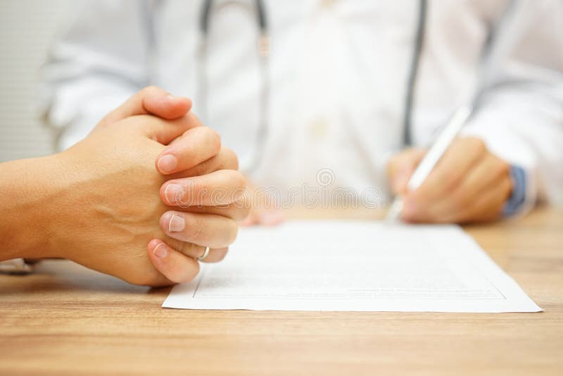 Руки женщин Concerned для медицинского заключения написанного docto стоковое изображение rf Руки женщин Concerned для медицинского заключения написанного docto стоковое изображение rf
