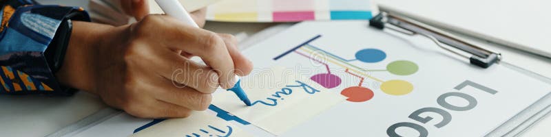 руки женщины-дизайнера на работе в офисе стоковое изображение rf