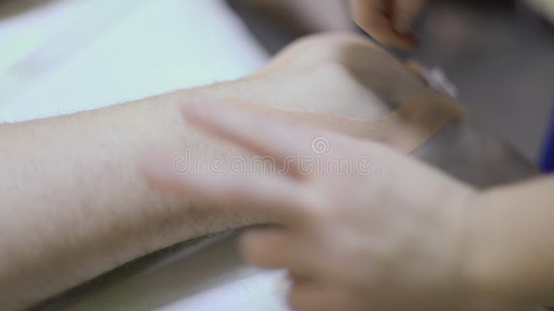 руки остеопата, который накладывает ленту на пациентов сток-видео