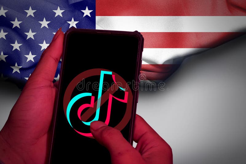 руки приближаются. на этой фотографии показан логотип tiktok, запрещенный в Америке стоковое фото