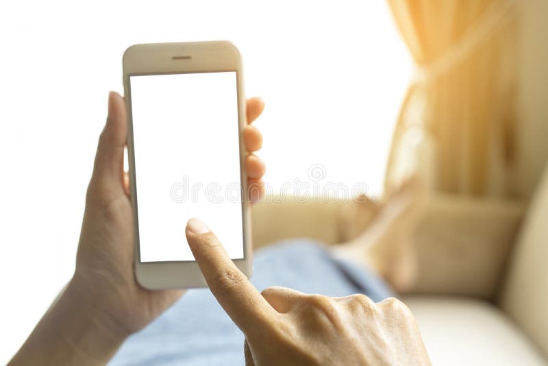 Руки работницы которая держит умный телефон ей лежа на кресле стоковые фото