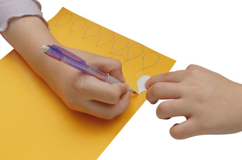 Детские руки рисуют контур карандашом стоковые изображения rf