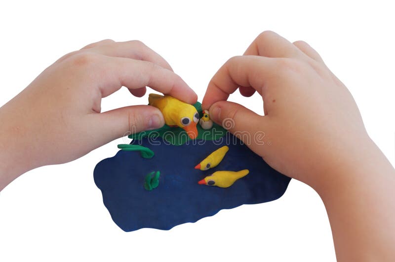 Детские руки лепят композицию из пластилина стоковые фотографии rf