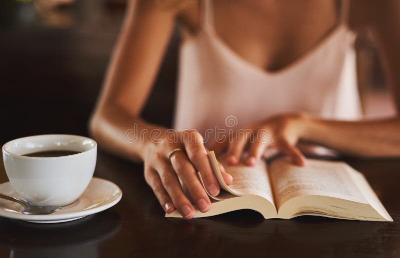 руки студента и чтение книги в кофейне для рассказа знания и человека изучение литература информация в стоковое фото rf