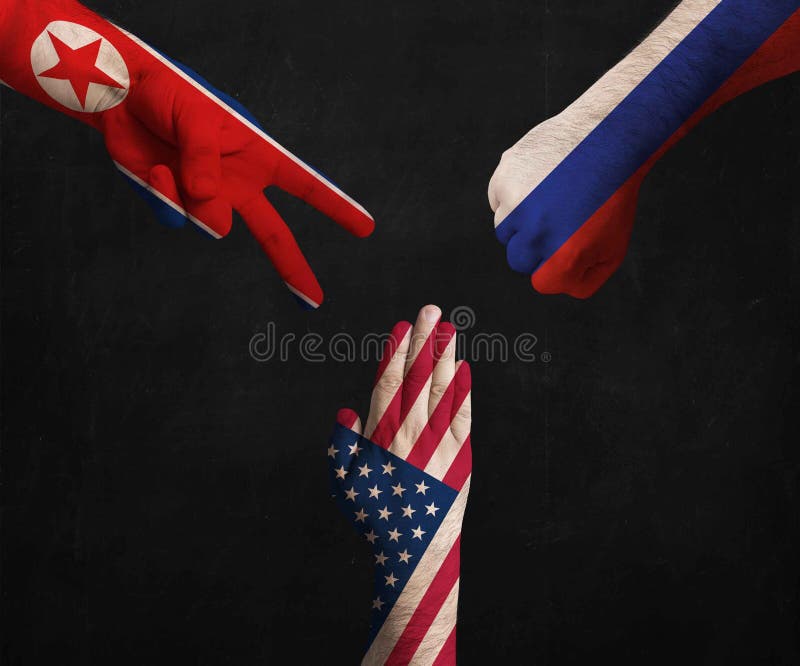 Руки украшенные в флагах Северной Кореи, США и России показывая ножницы, бумагу, камень - трудное политическое отношение стоковое изображение rf Руки украшенные в флагах Северной Кореи, США и России показывая ножницы, бумагу, камень - трудное политическое отношение стоковое изображение rf