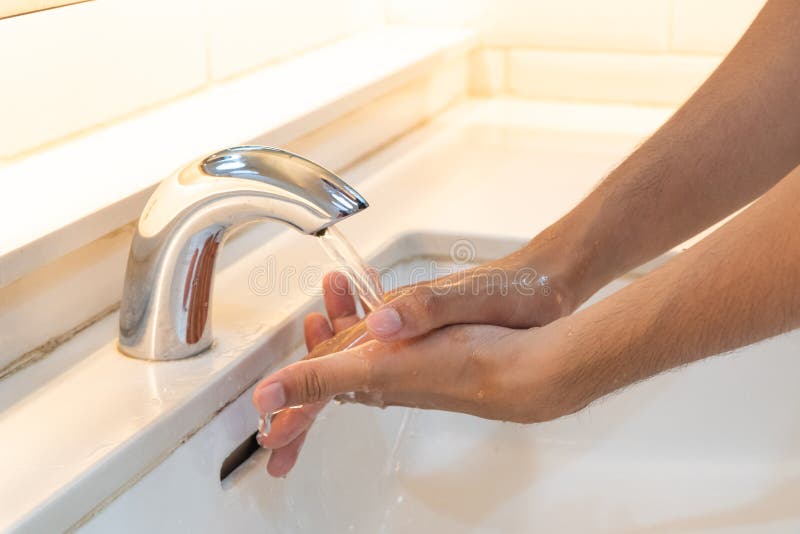Руки человека крупного плана моя с мылом под faucet стоковые изображения Руки человека крупного плана моя с мылом под faucet стоковые изображения