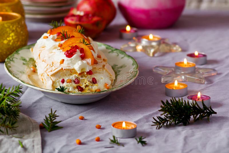 Рулада Pavlova плодоовощ зимы стоковые изображения Рулада Pavlova плодоовощ зимы стоковые изображения