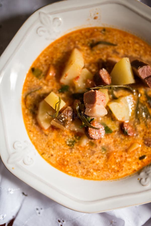 Румынский кислый суп с картошками и копченым мясом стоковые фотографии rf Румынский кислый суп с картошками и копченым мясом стоковые фотографии rf