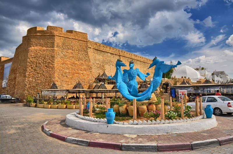 Русалки Sirenas памятника 3 около старого Medina, Hammamet, Туниса стоковые фотографии rf Русалки Sirenas памятника 3 около старого Medina, Hammamet, Туниса стоковые фотографии rf