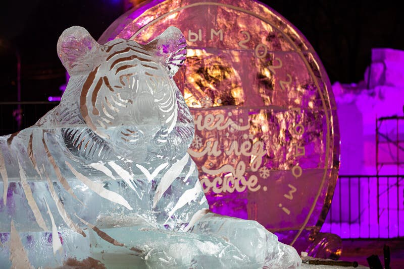 15.01.2022, Russia, Moscow. Ice sculpture of a 2022 symbol tiger and a clock of ice with wishes for a Happy Christmas. 15.01.2022, Russia, Moscow. Ice sculpture of a 2022 symbol tiger and a clock of ice with wishes for a Happy Christmas