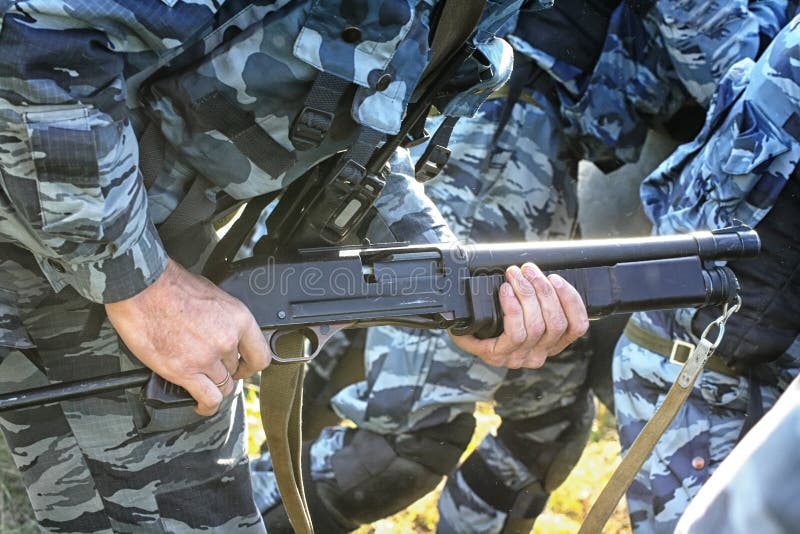 Русские оружия полиций в heands `s офицера стоковое изображение rf Русские оружия полиций в heands `s офицера стоковое изображение rf