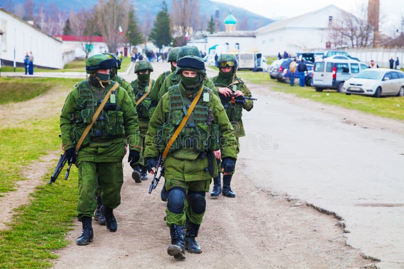 Русские солдаты на марша в Perevalne, Крыме стоковые изображения rf