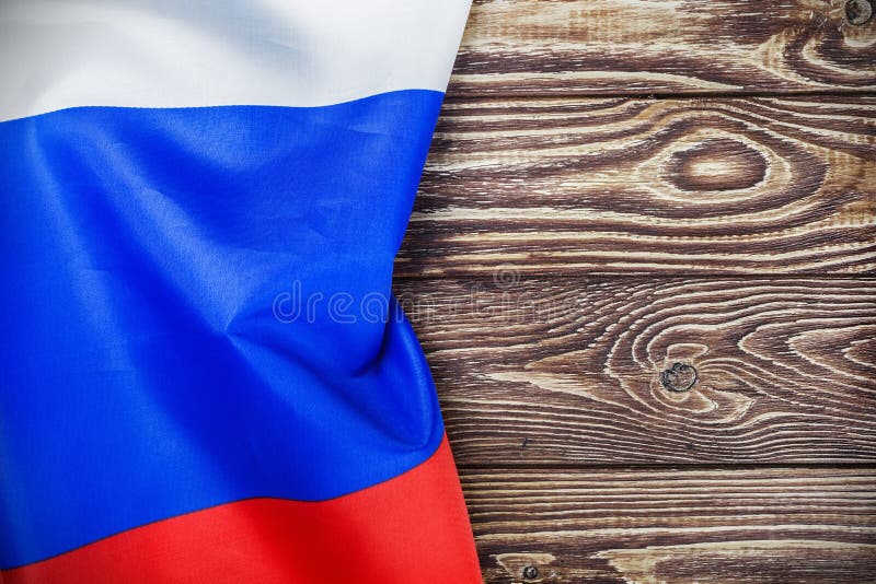 Русский флаг на деревянном столе стоковые фотографии rf Русский флаг на деревянном столе стоковые фотографии rf