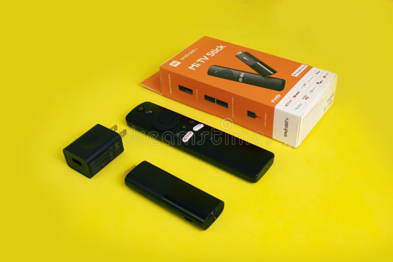 Xiaomi Mi TV Stick с Android TV и пультом дистанционного управления для Smart TV стоковые фотографии rf