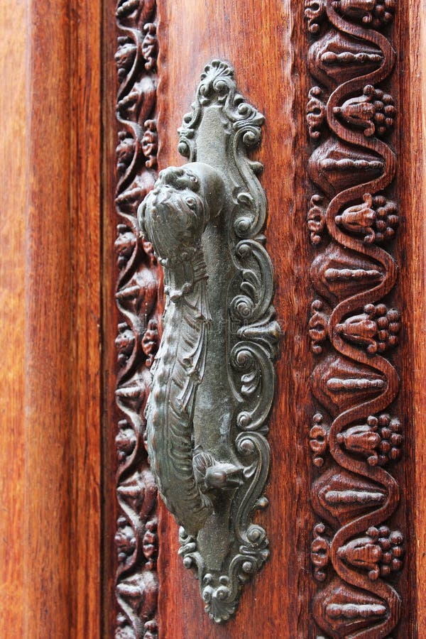  двери на старых дверях Стоковое Фото - изображение насчитывающей .