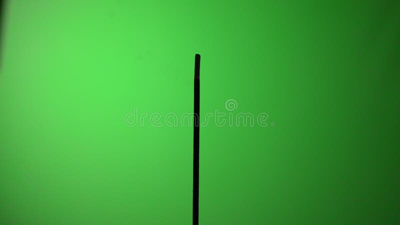 Ручка ладана, горящая на зеленом экране