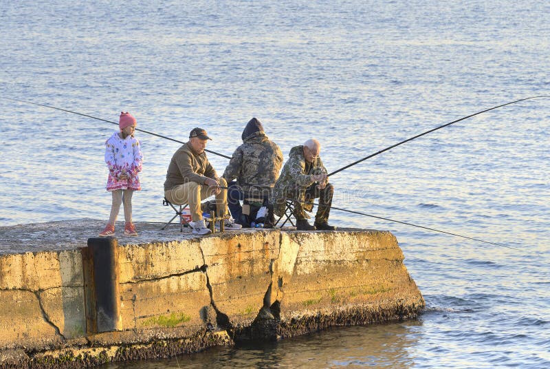 рыбаки на морском пирсе стоковая фотография rf
