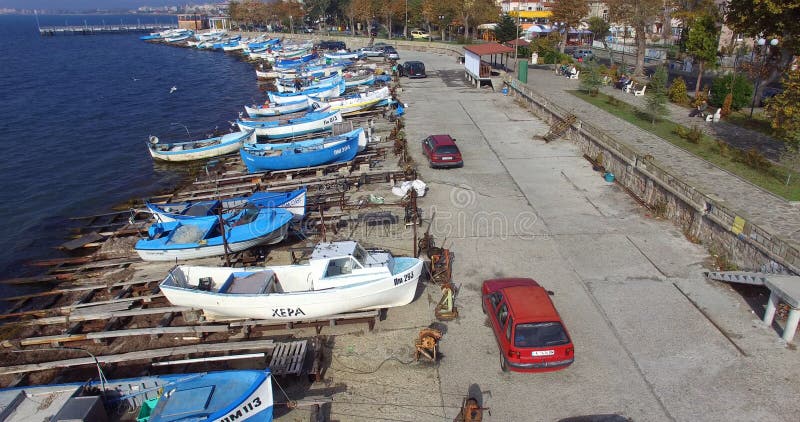 Рыбацкие лодки и рыбный базар на Чёрном море плавают вдоль побережья в болгарском Pomorie стоковое фото