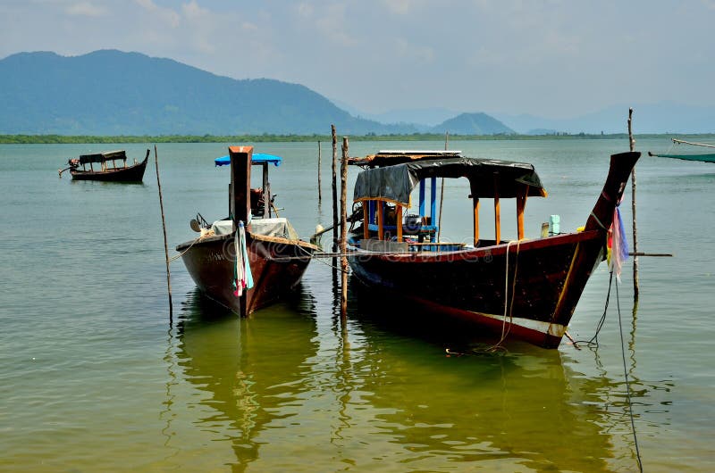 Рыбацкие лодки на людях острова