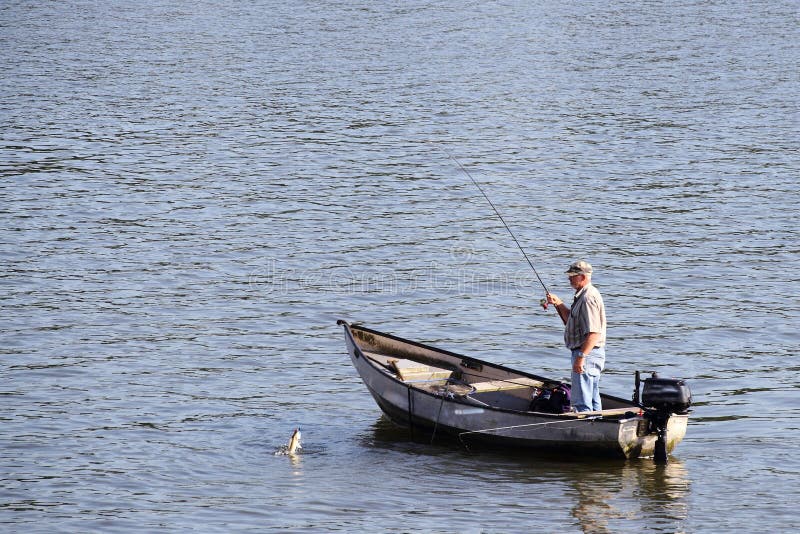Рыбная ловля человека от маленькой лодки