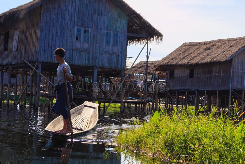 Рыболов с rowing ноги, озеро inle в Мьянме (Burmar) стоковые фото Рыболов с rowing ноги, озеро inle в Мьянме (Burmar) стоковые фото