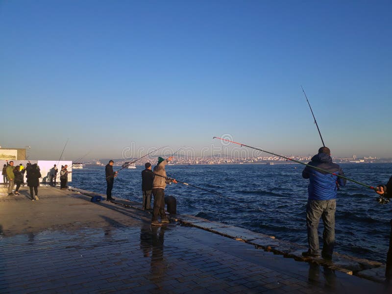 Рыболовы удя на доке Стамбуле Bosphorus стоковые фотографии rf