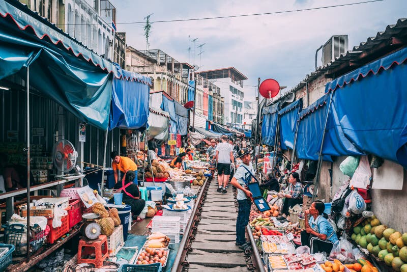 Рынок 12 Maeklong железнодорожный 13 посещение 2018nTourists железнодорожный рынок вне Бангкока и купить товары от поставщиков стоковые изображения rf Рынок 12 Maeklong железнодорожный 13 посещение 2018nTourists железнодорожный рынок вне Бангкока и купить товары от поставщиков стоковые изображения rf