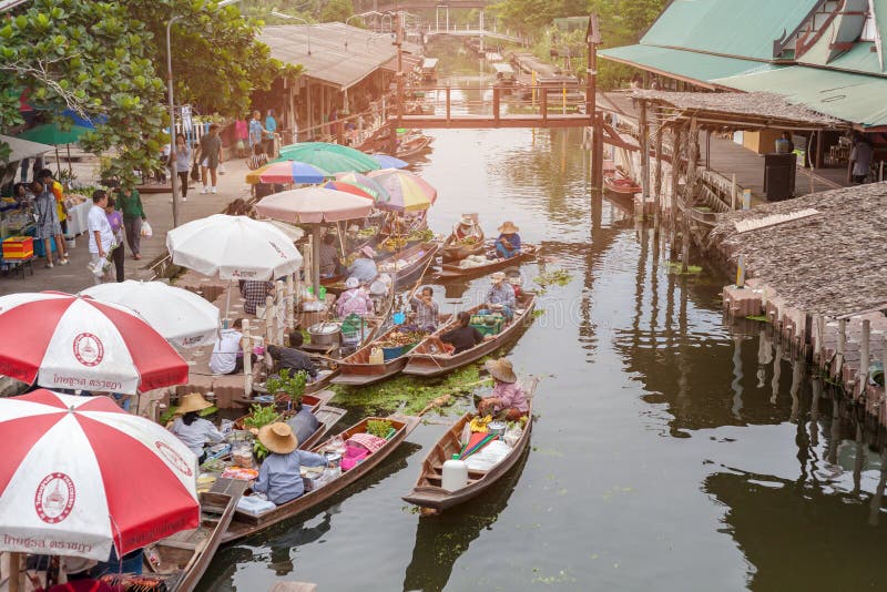 Рынок Tha Kha плавая, Samut Songkhram, Таиланд - 10-ое ноября 2017: Атмосфера торгуя товаров и еды, стоковые изображения Рынок Tha Kha плавая, Samut Songkhram, Таиланд - 10-ое ноября 2017: Атмосфера торгуя товаров и еды, стоковые изображения