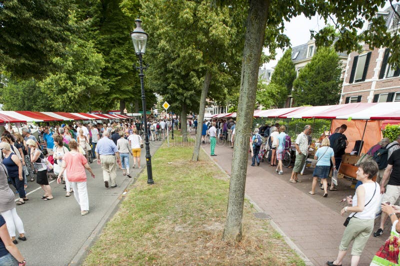 Рынок книги Deventer в Нидерландах 3-его августа 2014 Толпить прогулка при люди соскабливая стойлы книги стоковая фотография rf Рынок книги Deventer в Нидерландах 3-его августа 2014 Толпить прогулка при люди соскабливая стойлы книги стоковая фотография rf