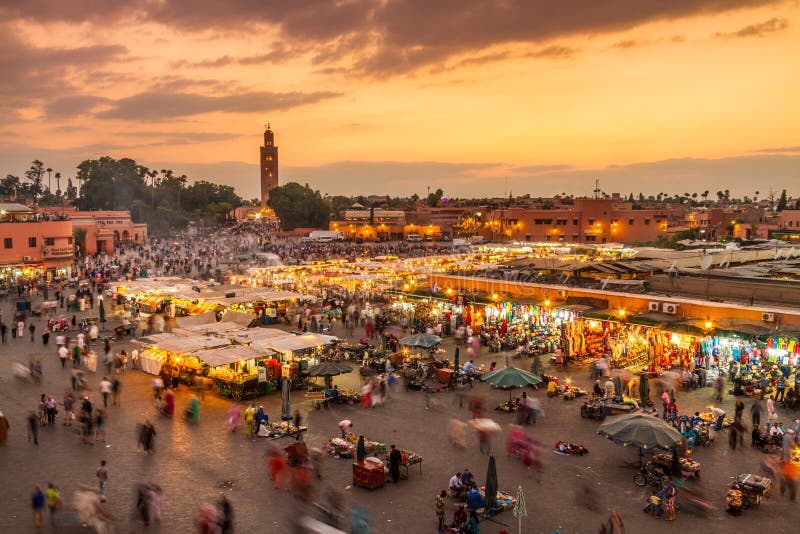 Рыночная площадь в заходе солнца, Marrakesh Jamaa el Fna, Марокко, Северная Африка стоковые изображения