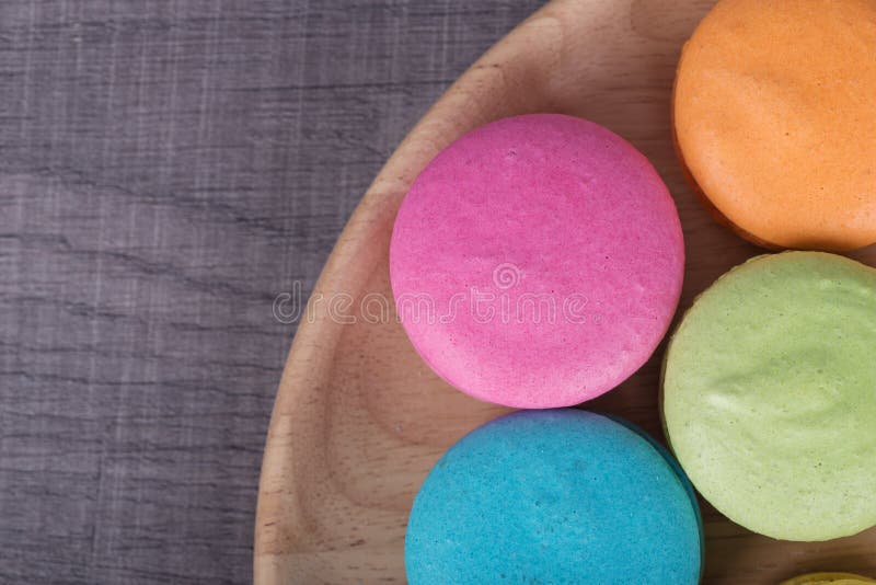 Сладостное красочное macaron торта в плите на деревянной таблице стоковые изображения rf Сладостное красочное macaron торта в плите на деревянной таблице стоковые изображения rf
