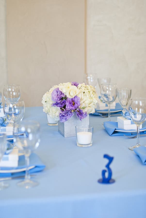Славно украшенная wedding таблица с цветками стоковое фото rf Славно украшенная wedding таблица с цветками стоковое фото rf