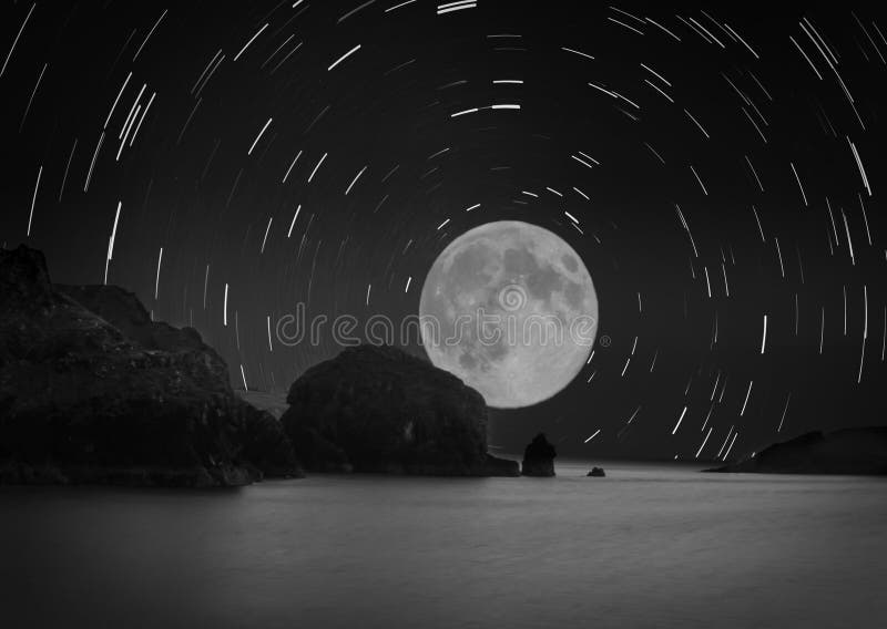 Следы луны и звезды над морем стоковая фотография Следы луны и звезды над морем стоковая фотография