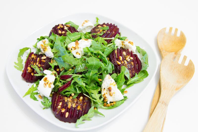 Салат испеченной свеклы, домодельных гаек козий сыра, arugula и сосны стоковые фотографии rf Салат испеченной свеклы, домодельных гаек козий сыра, arugula и сосны стоковые фотографии rf
