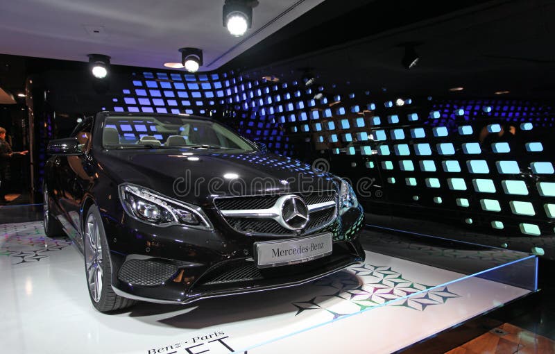 Салон Benz Mersedes в Champs-Elysees paris стоковые изображения rf Салон Benz Mersedes в Champs-Elysees paris стоковые изображения rf