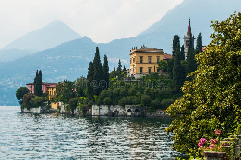Сад Monastero виллы ботанический в Varenna, озере Como стоковая фотография rf Сад Monastero виллы ботанический в Varenna, озере Como стоковая фотография rf
