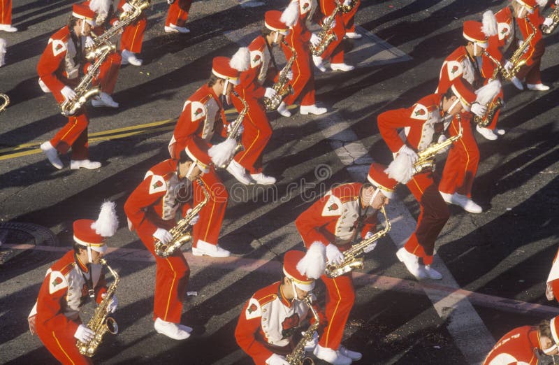 Саксофонисты в параде Rose Bowl, Пасадина, Калифорния