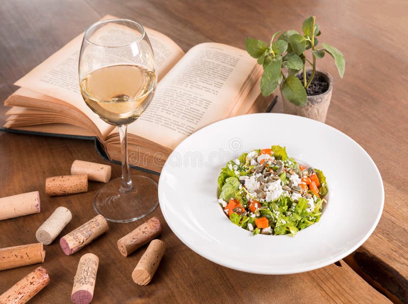 Салат Arugula и тыквы на деревянном столе стоковые изображения rf Салат Arugula и тыквы на деревянном столе стоковые изображения rf