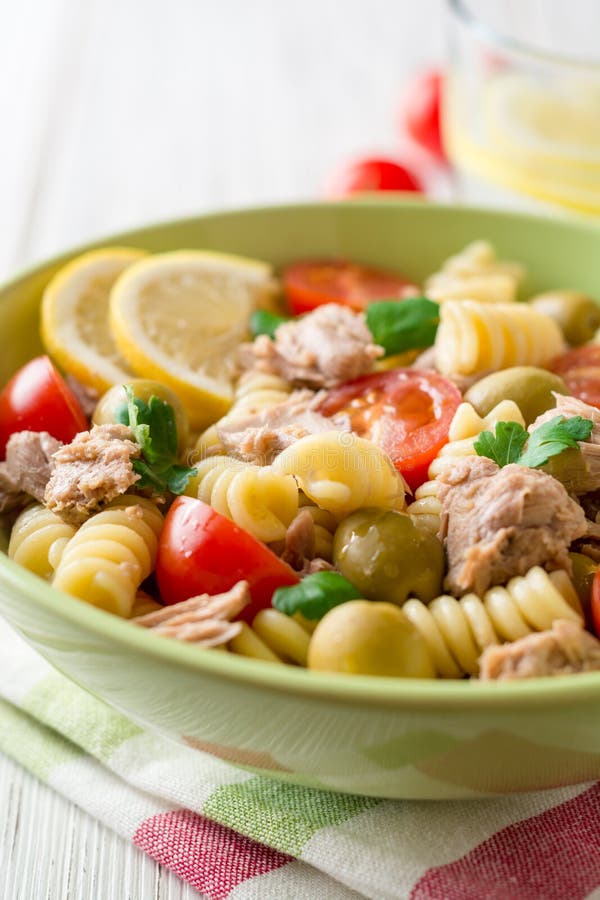Салат макаронных изделий Fusilli с тунцом, томатами, оливками и петрушкой на белой деревянной предпосылке стоковое фото Салат макаронных изделий Fusilli с тунцом, томатами, оливками и петрушкой на белой деревянной предпосылке стоковое фото