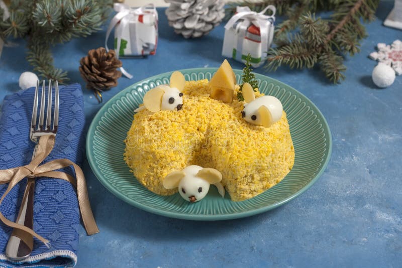Салат Нового года на праздничном столе Вкусный салат с вкусными яичными мышами. Символ 2020 года — белая мышь стоковое фото Салат Нового года на праздничном столе Вкусный салат с вкусными яичными мышами. Символ 2020 года — белая мышь стоковое фото