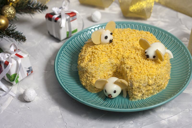Салат Нового года на праздничном столе Вкусный салат с вкусными яичными мышами. Символ 2020 года — белая мышь стоковое фото rf Салат Нового года на праздничном столе Вкусный салат с вкусными яичными мышами. Символ 2020 года — белая мышь стоковое фото rf
