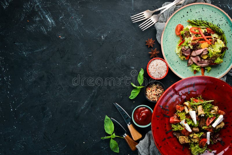 салат с теленком, сыром, баклажанами и грибами В тарелке Верхнее представление стоковое фото rf салат с теленком, сыром, баклажанами и грибами В тарелке Верхнее представление стоковое фото rf