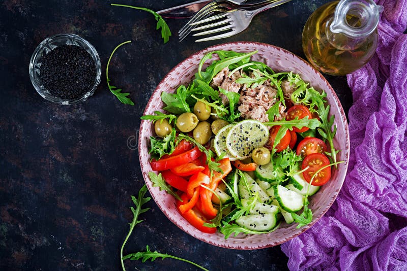 Салат тунца с томатами, оливками, огурцом, сладким перцем и arugula стоковые изображения rf Салат тунца с томатами, оливками, огурцом, сладким перцем и arugula стоковые изображения rf